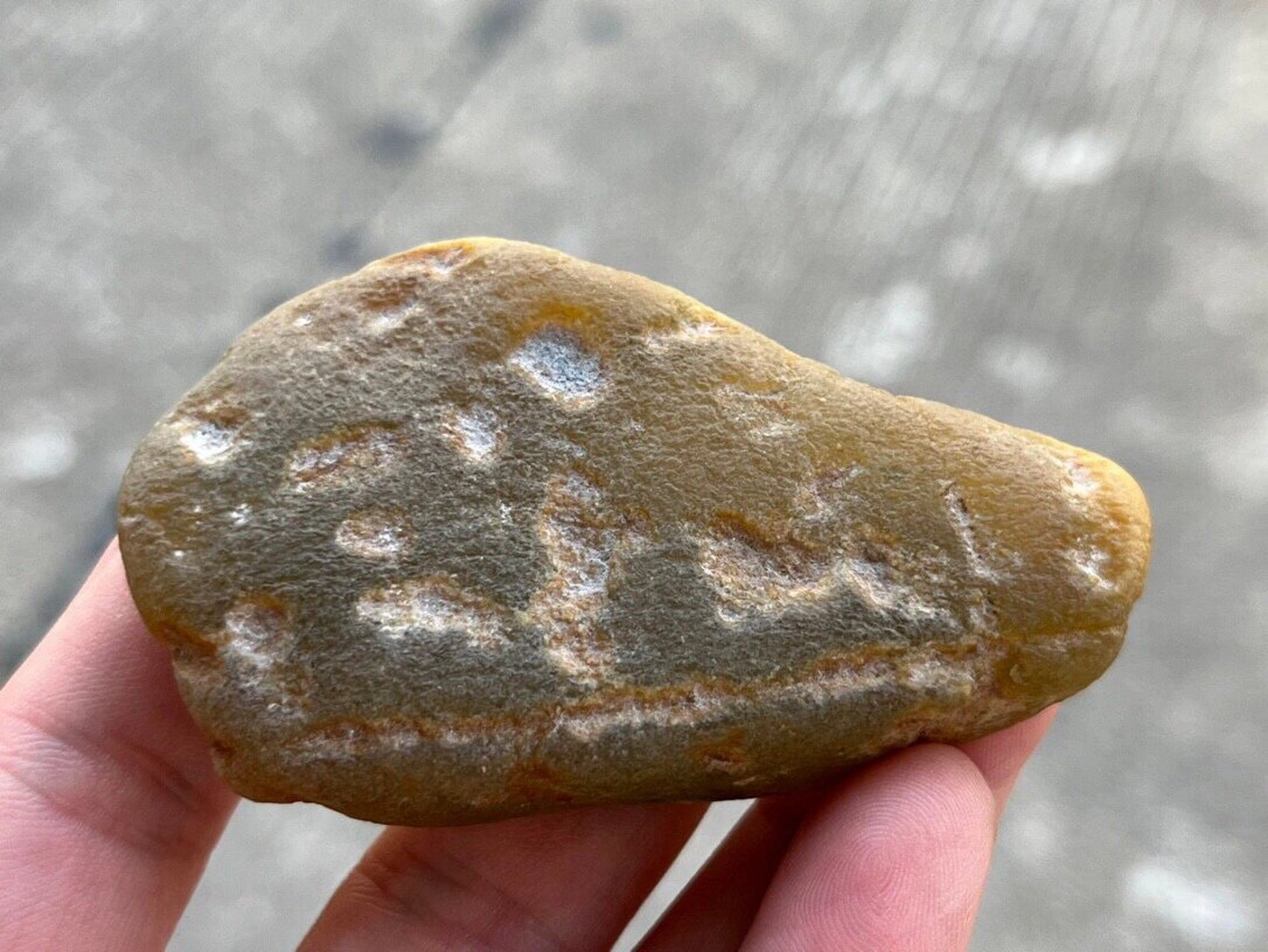 点击头像看直播# #翡翠原石#蜡皮壳是附着在翡翠皮壳表面的一种蜡状