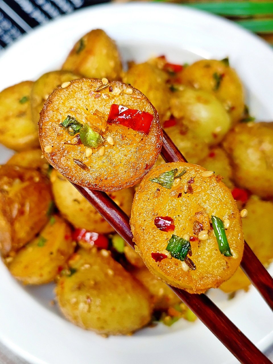 外焦里糯的香辣小土豆 小土豆这么做巨解馋,外皮焦香,内里软糯,香辣又