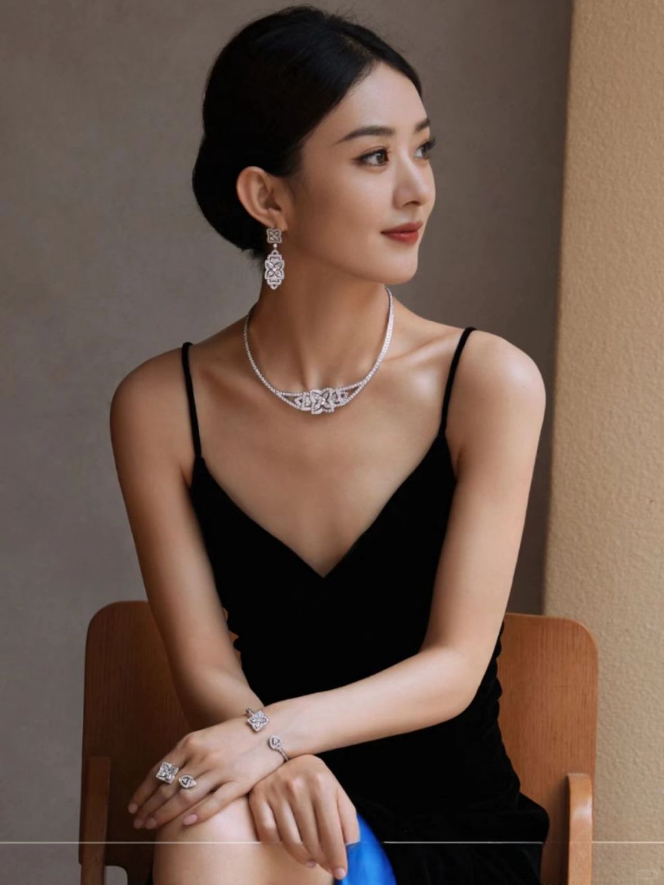 气质与美貌并存,励志逆袭之路令人赞叹  近期曝光的赵丽颖照片简直燃