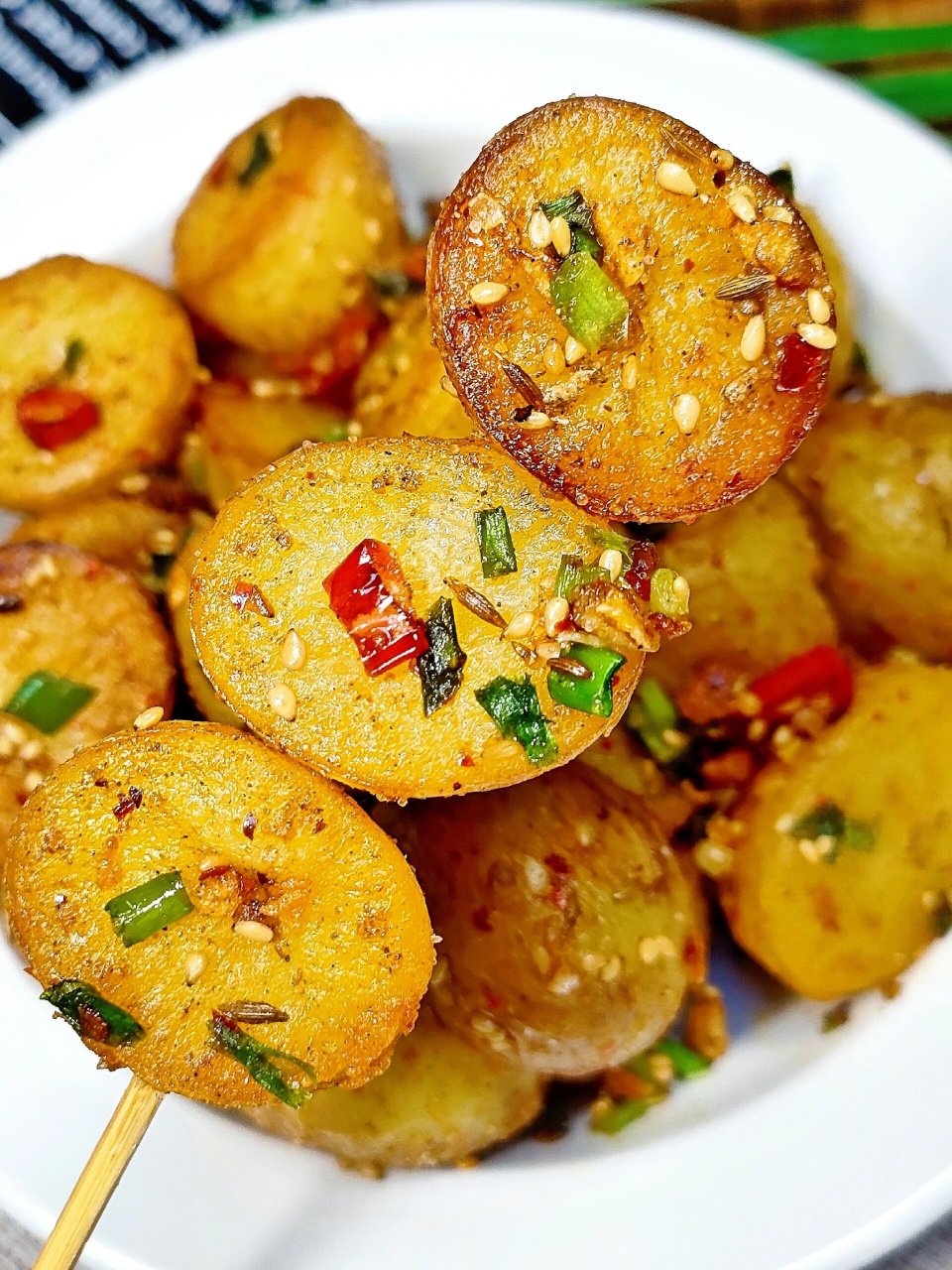 外焦里糯的香辣小土豆 小土豆这么做巨解馋,外皮焦香,内里软糯,香辣又