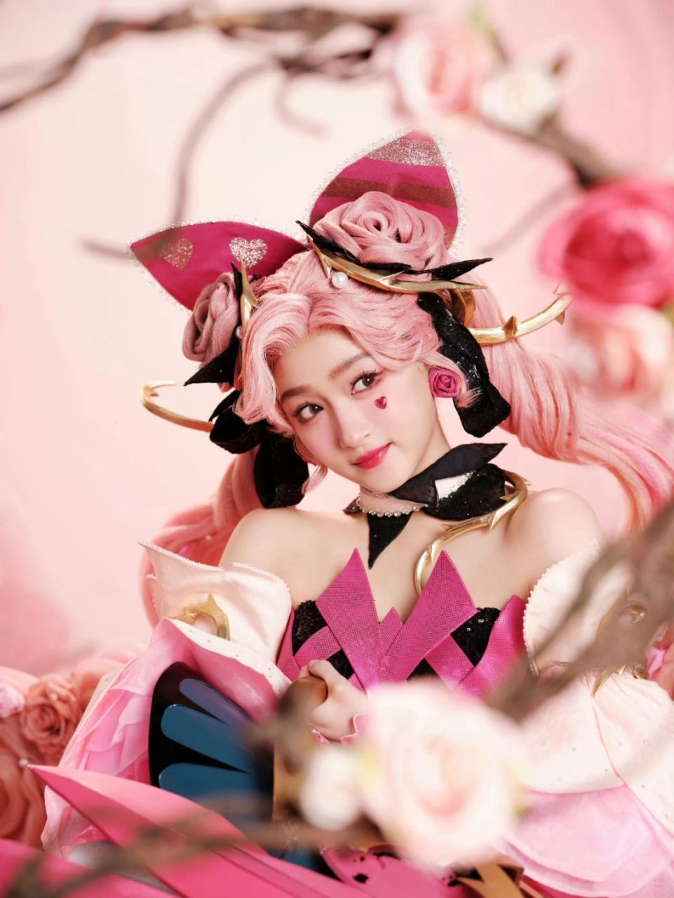 女明星cosplay的惊艳还原与妆容启示  我最近看到关晓彤和戚薇分别