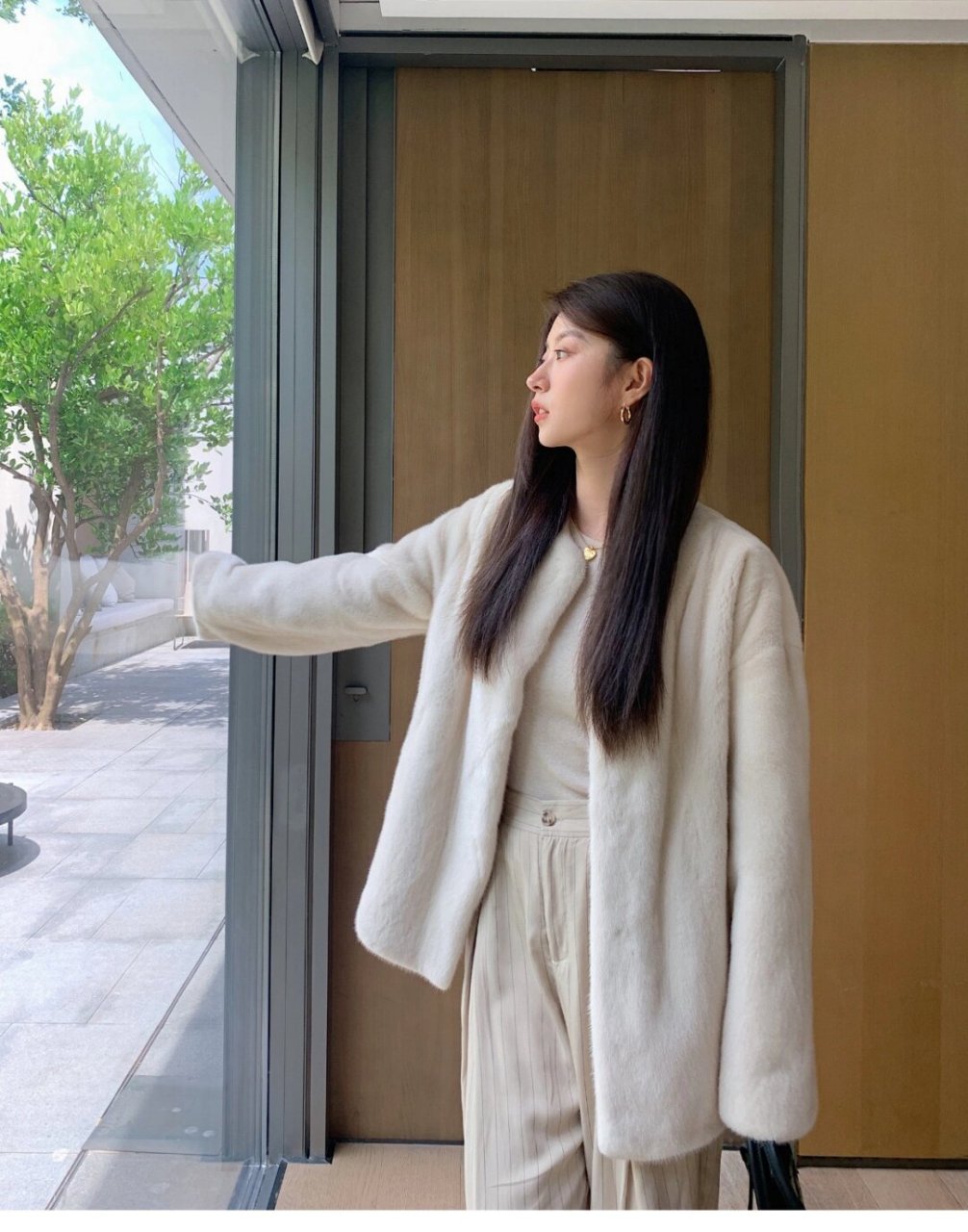 韩系穿搭分享  时尚前沿:韩系穿搭分享  随着韩流文化的盛行,韩系穿搭