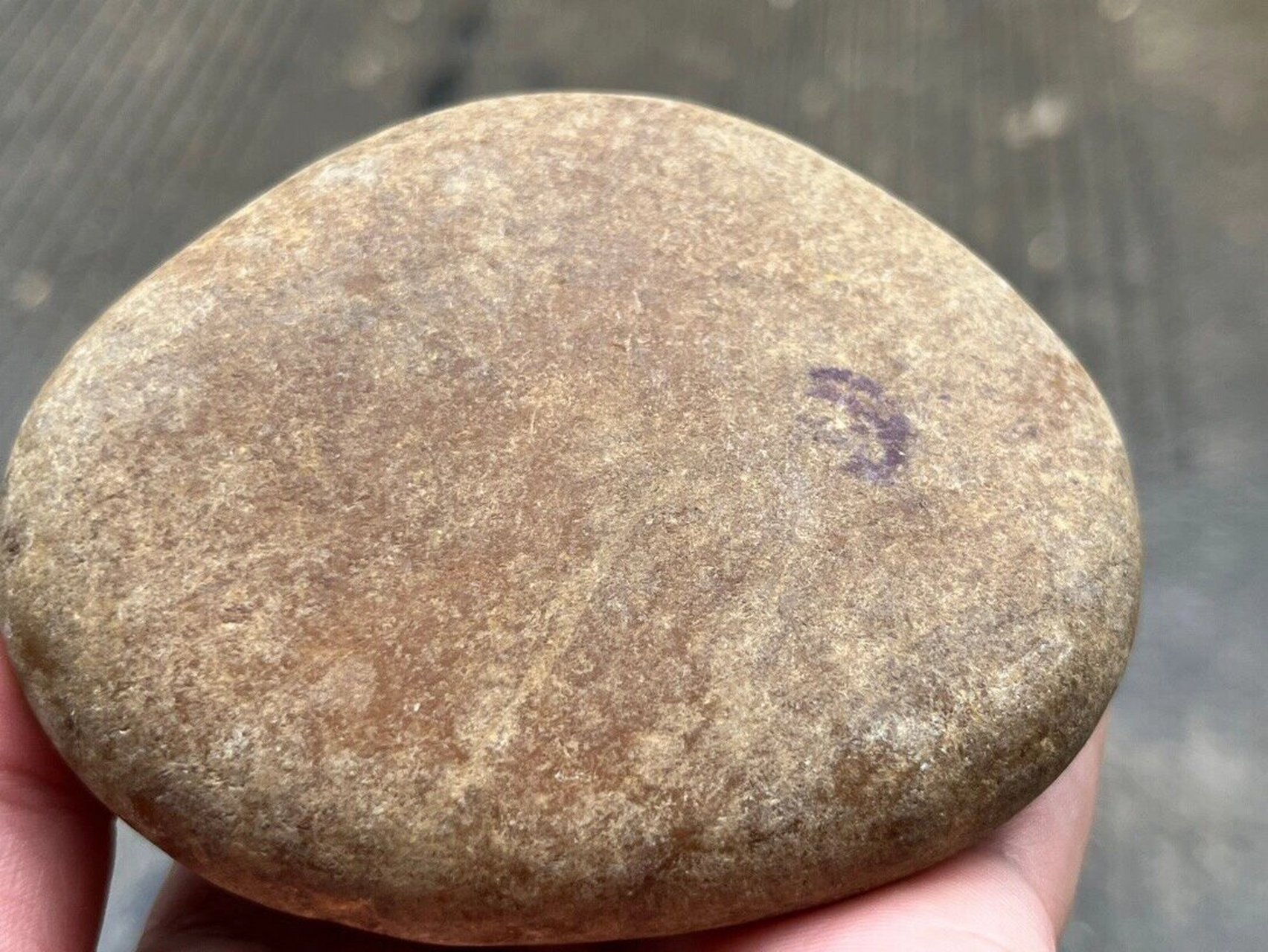 点击头像看直播# #翡翠原石#脱砂皮初始皮壳都为黄色,由于脱砂皮表皮