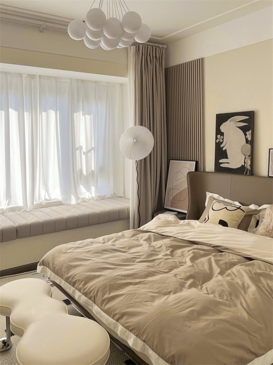 选择柔和的奶油色调作为基础,让整个卧室都洋溢着温馨甜美的氛围.