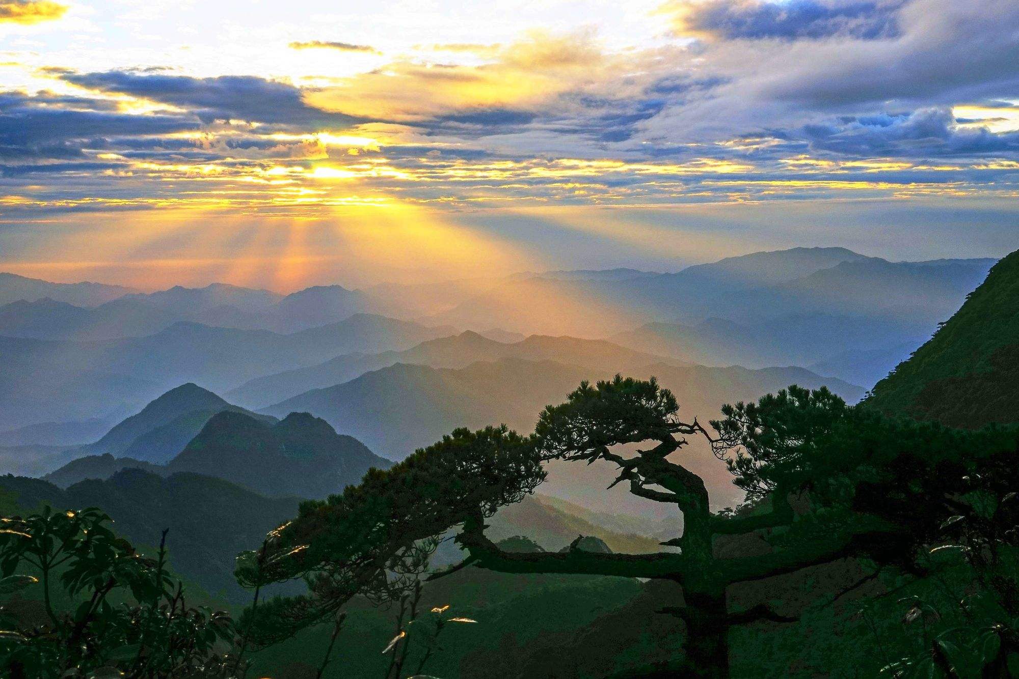 江西三清山,风景可以和黄山媲美,承包了一年四季的好景致