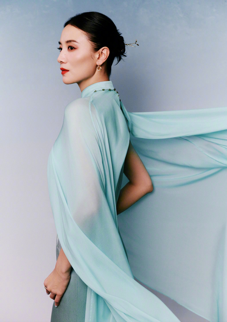 宋佳春节晚会礼服造型,清爽干净,美丽大方又气派,太好看了!