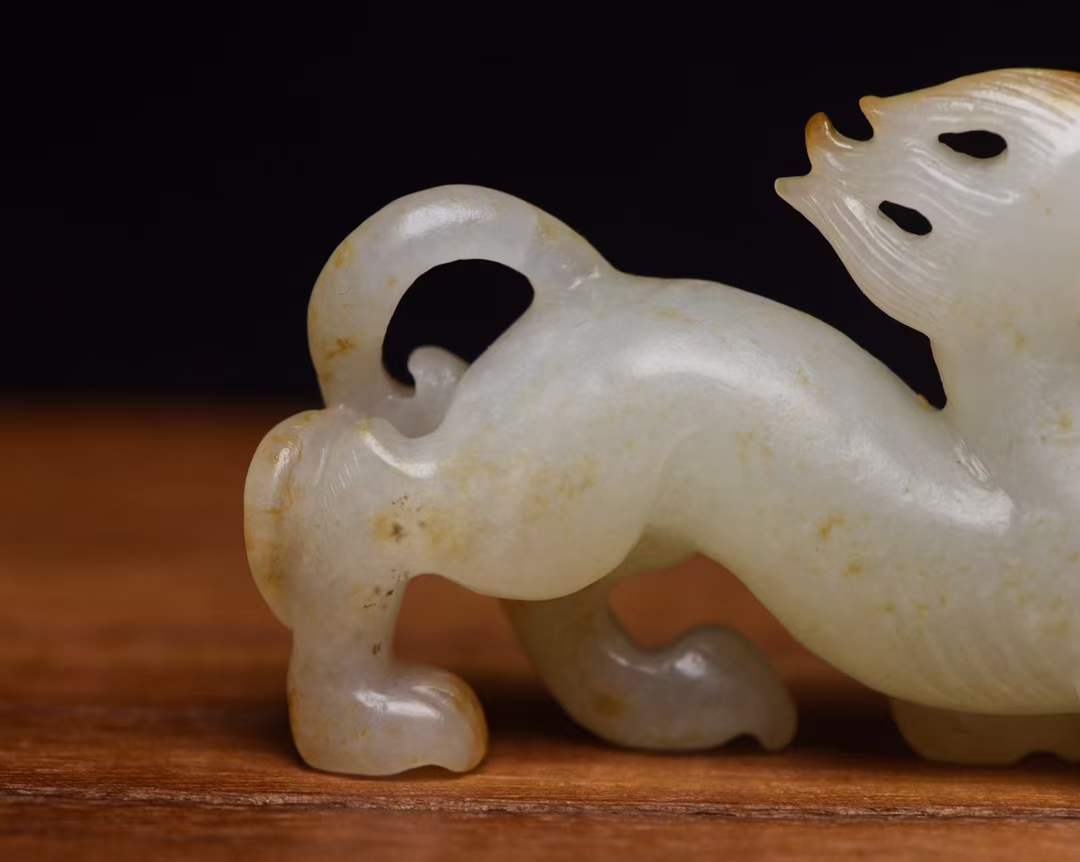 和田玉圆雕《龙》手把件,雕件尺寸67×4.0×1.6厘米,重40克