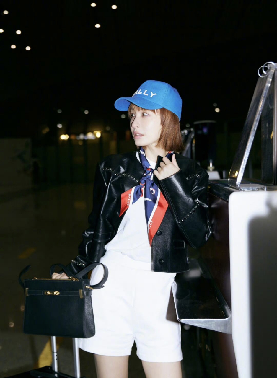 吴昕米兰时装周机场出发照来了,一身运动chill风,黑色皮衣搭配白色