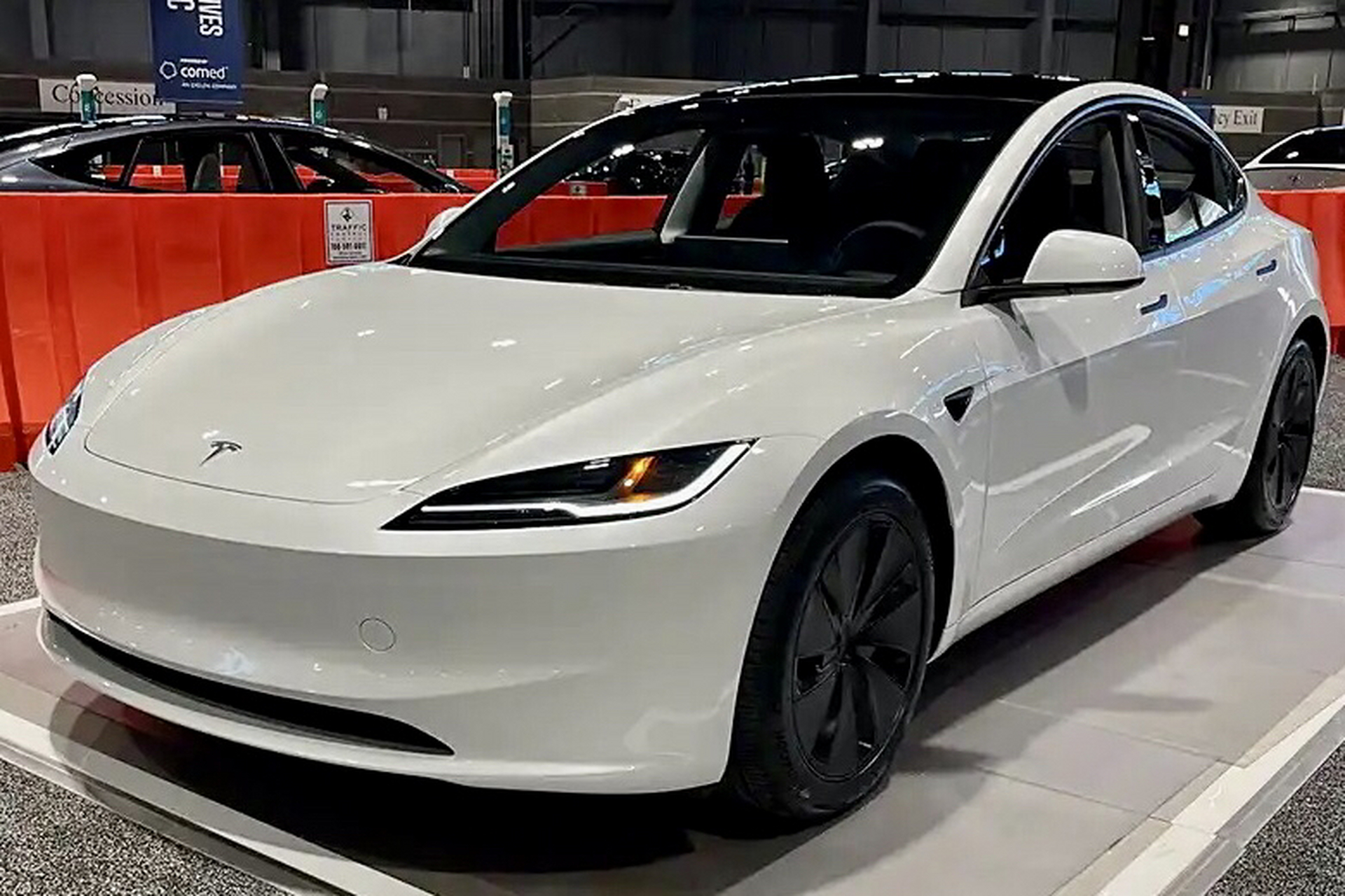 新款特斯拉model3,这外观美的不要不要的,前脸线条变得十分的锋利