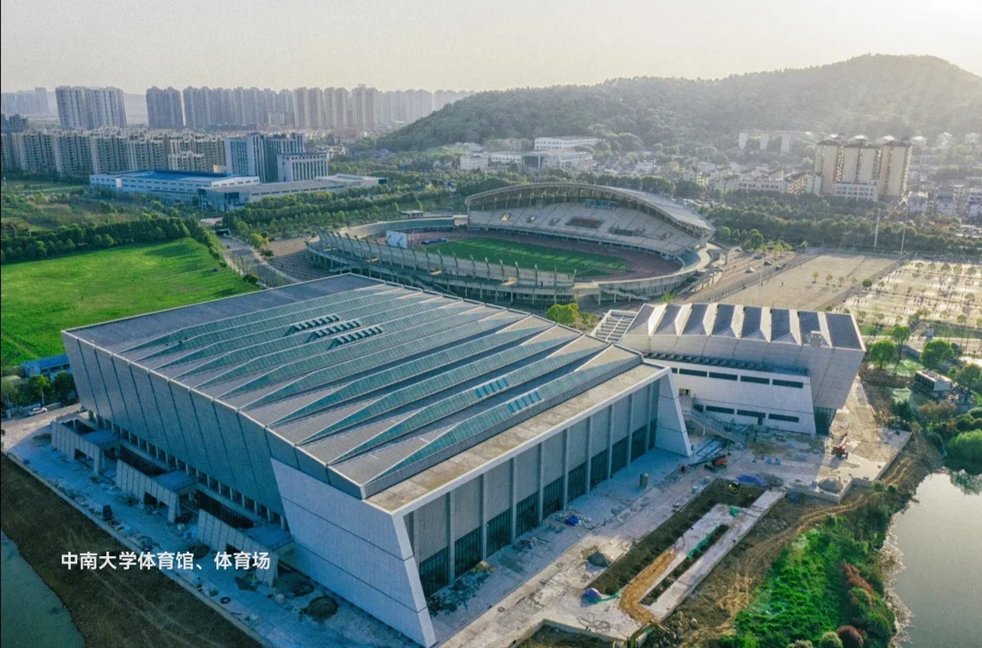 岳麓山下,坐落着湖南省最好的大学.