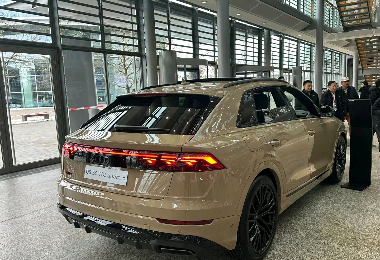 工厂总部实拍奥迪q8,新外观精致有余,矩阵尾灯 v8 智能扫描雷达