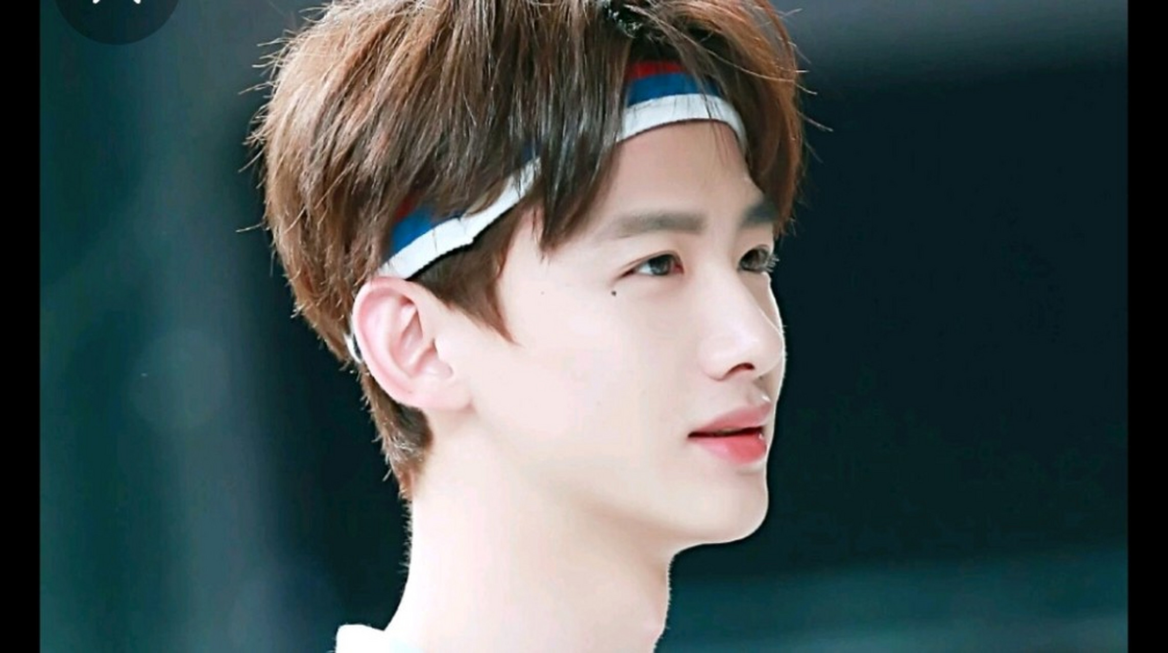 白敬亭,1993年10月15日出生,毕业于首都师范大学音乐学院录音专业.