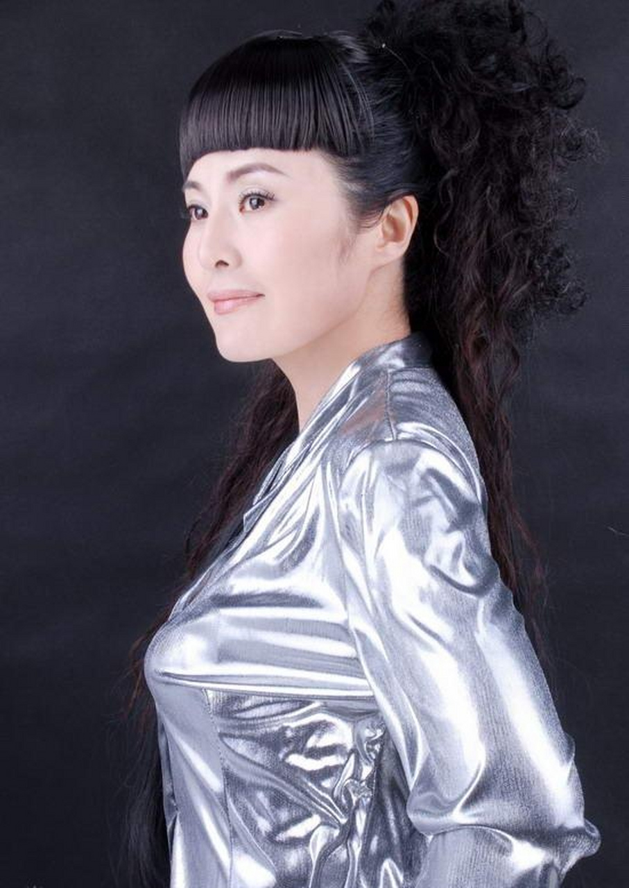 老演员田岷在《南来北往》中饰演姚玉玲的有些势力眼的妈妈.