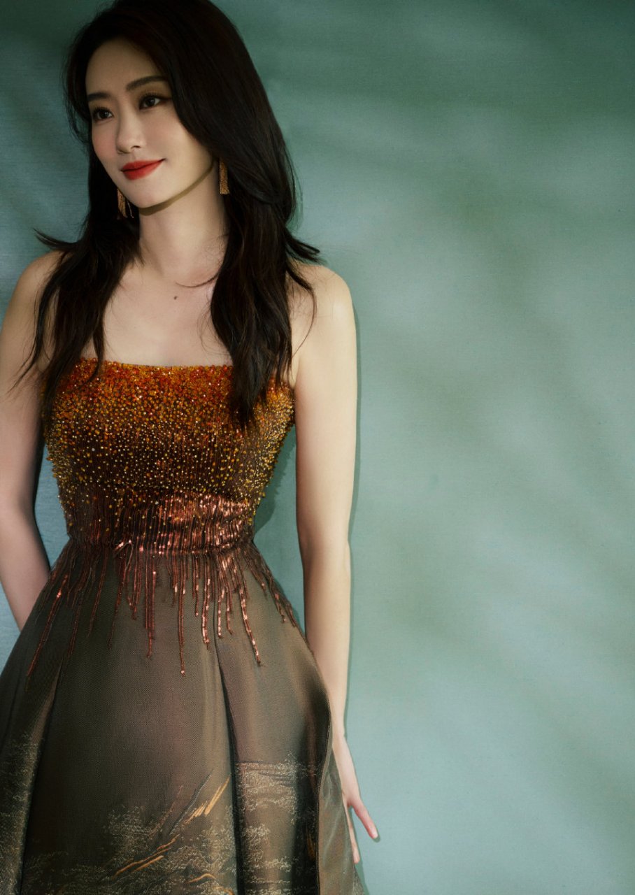 张小斐一袭抹胸裙,妆容精美,华美的设计如璀璨星河轻抚于礼裙之上,让