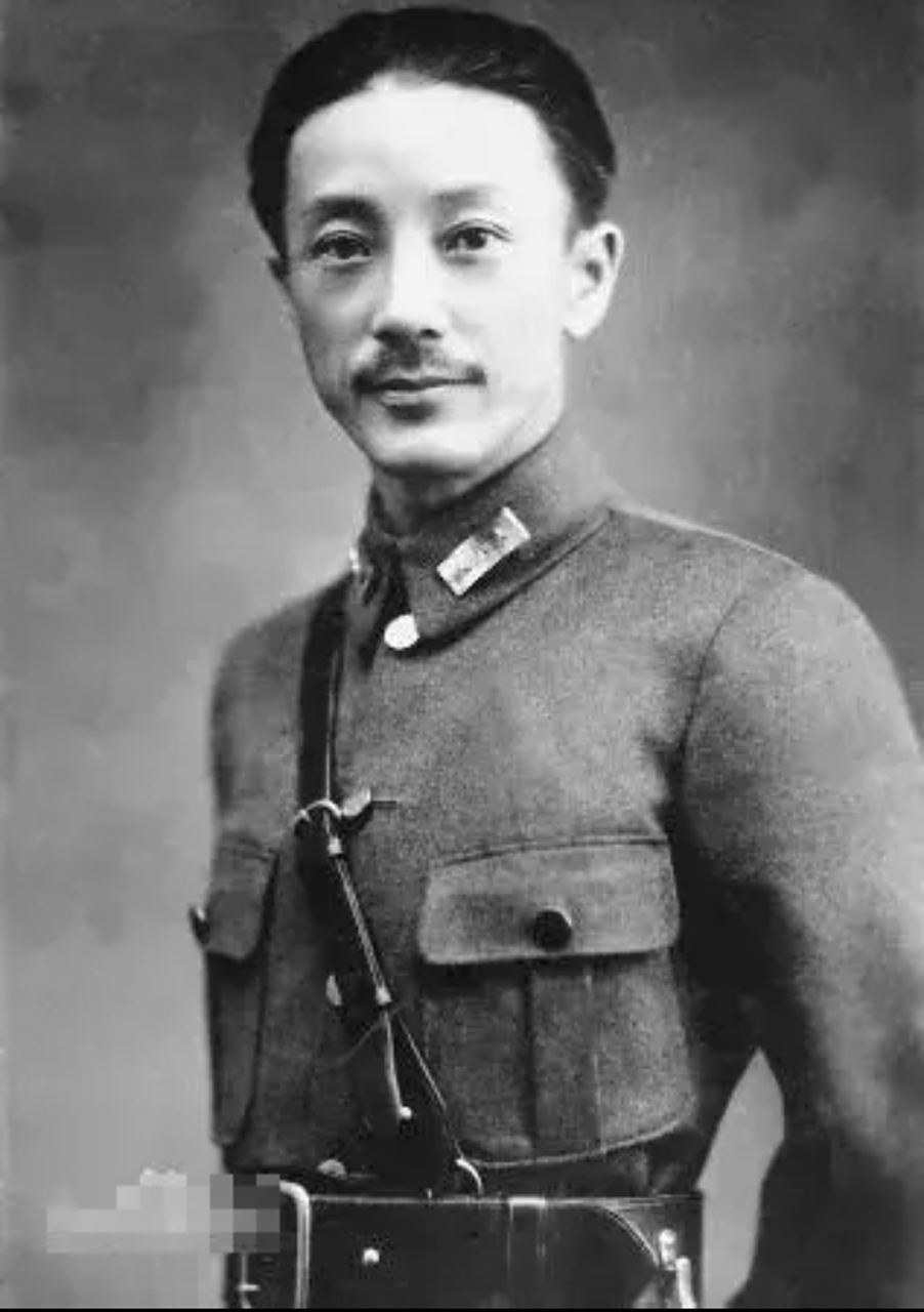 他叫蒋光鼐,虽然是国军上将,但是身怀正义,曾经和蔡廷锴指挥十九路军