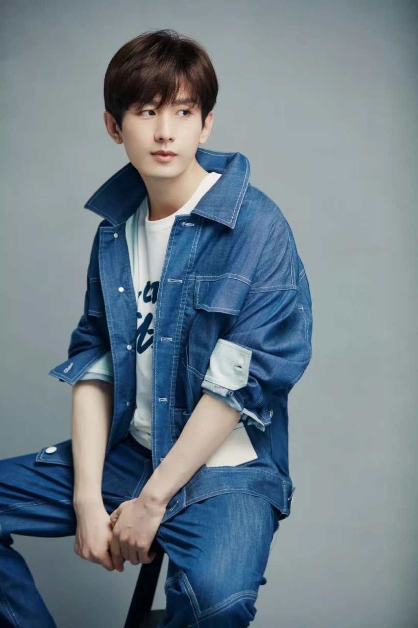 成毅写真,这一身牛仔套装太帅了 #2月图文动态激励计划