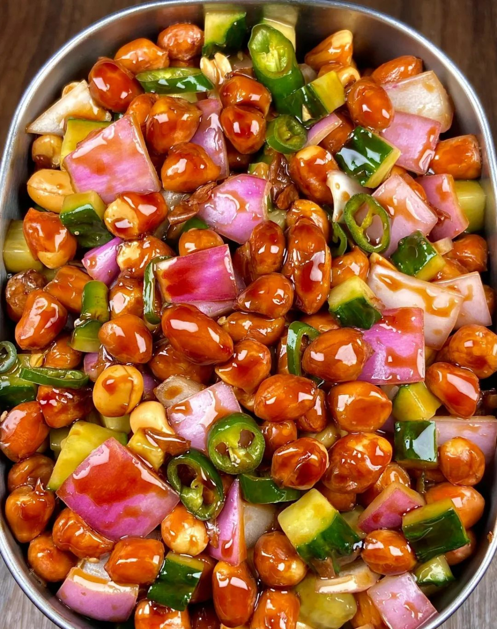 老醋花生,秘制酱汁酸甜交融,搭配黄瓜,洋葱和青椒,搅拌中尽显手艺.