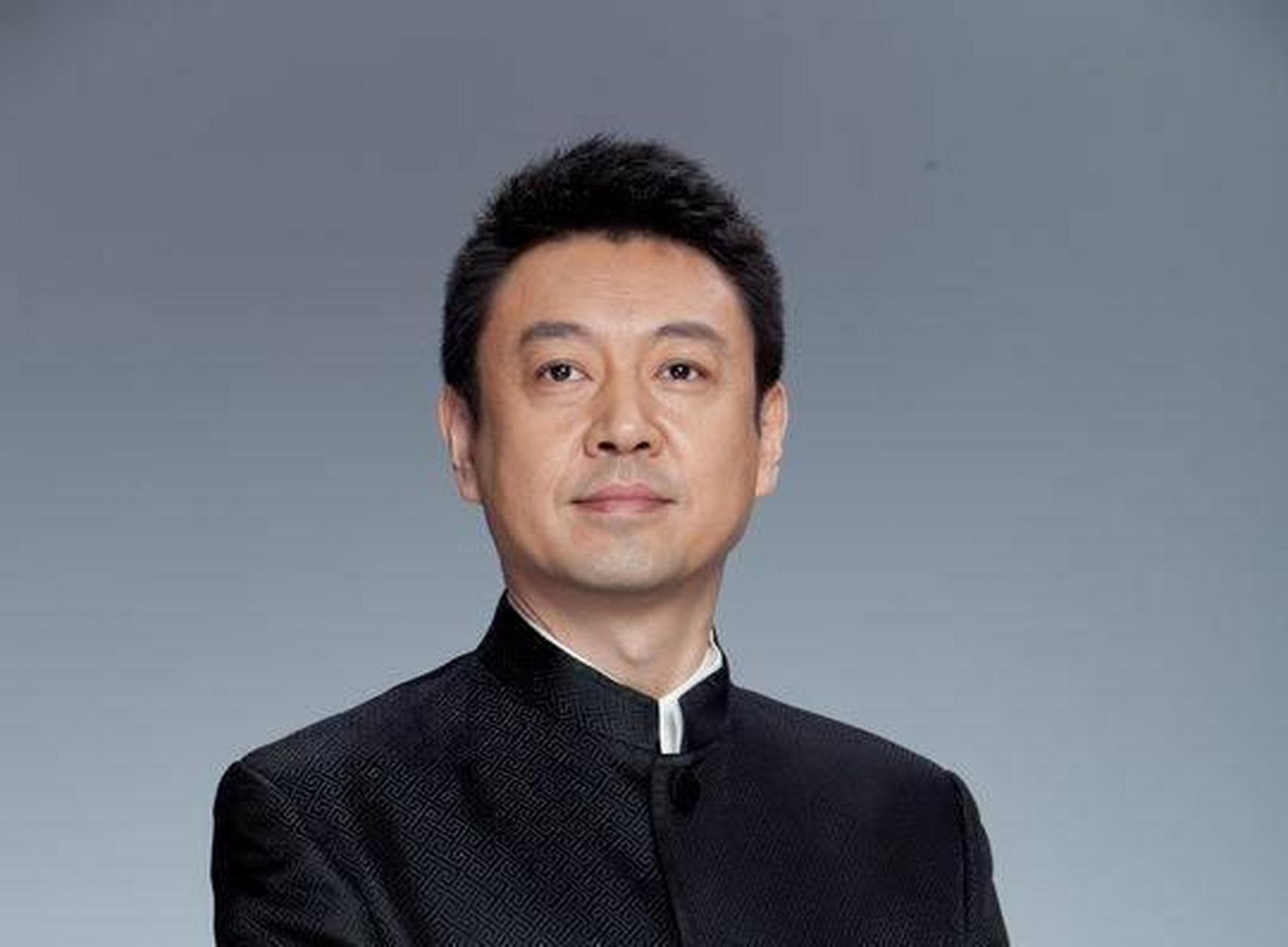 杨柳,央视新闻联播的帅气主播,稳健台风迷倒众生.