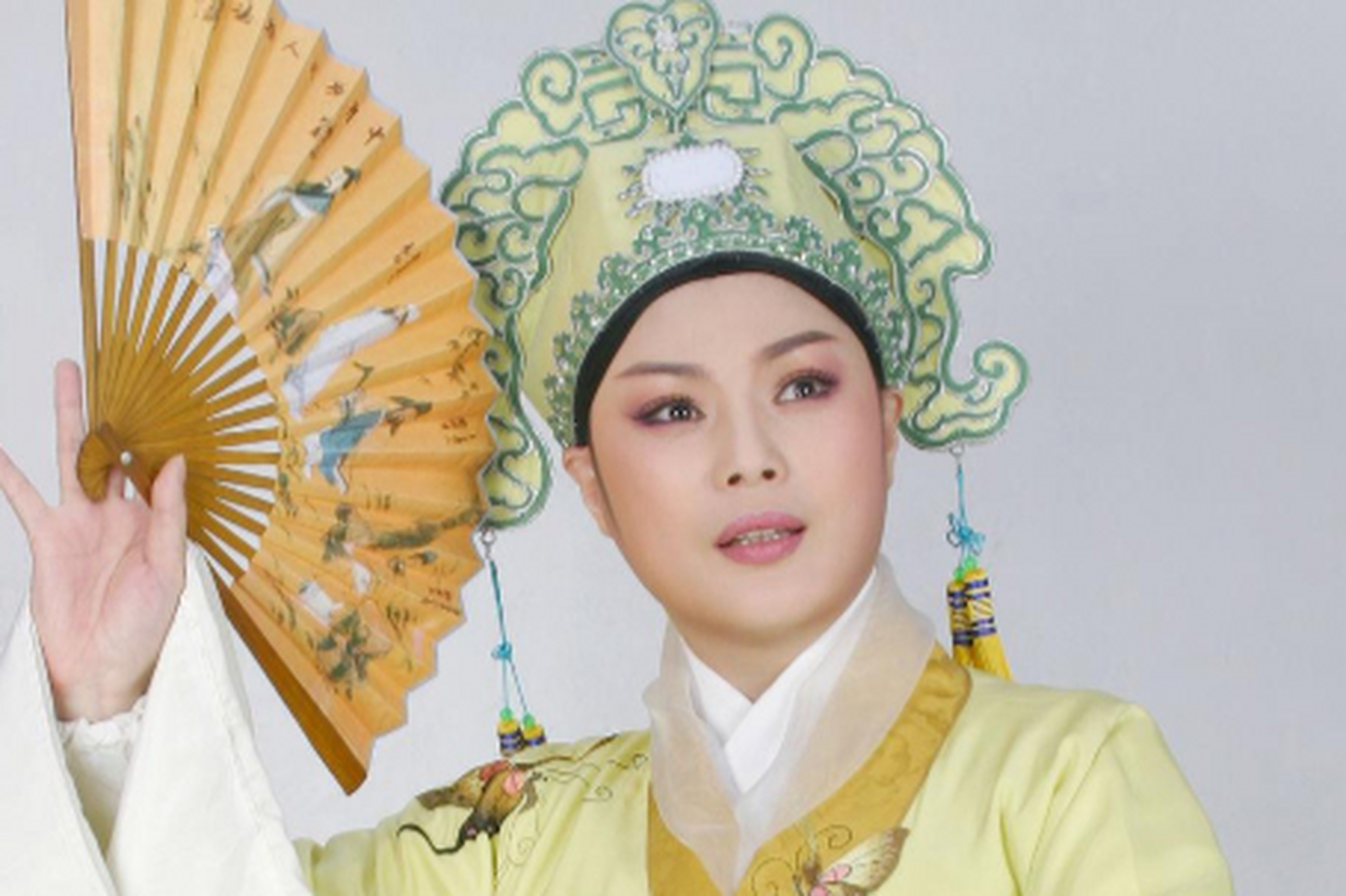 萧雅,越剧新星,1982年毕业后登台即获"越剧皇帝"尹桂芳青睐,成为其