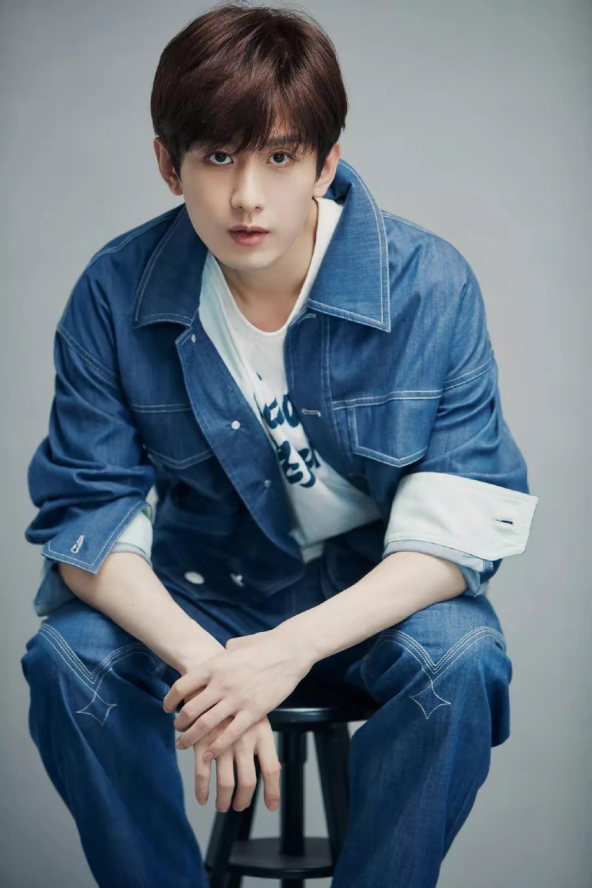 成毅写真,这一身牛仔套装太帅了 #2月图文动态激励计划