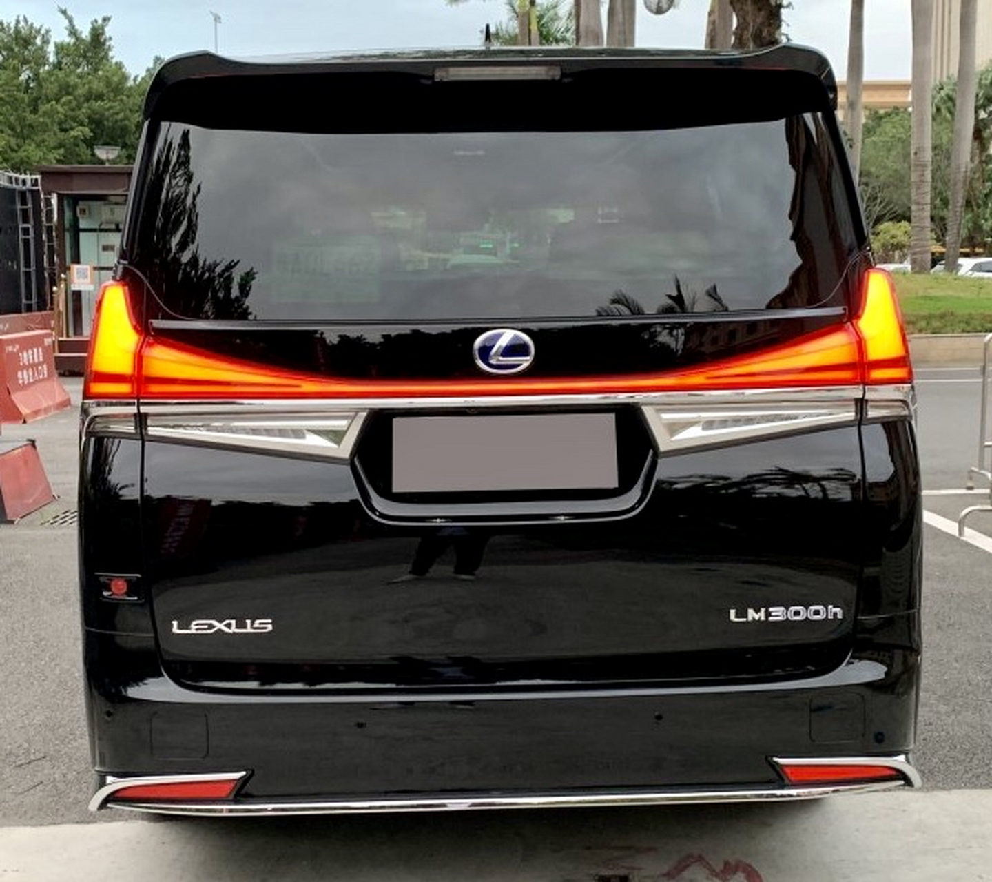 雷克萨斯豪华mpv车型,雷克萨斯lm新老款尾部大灯大pk,还是老款看着