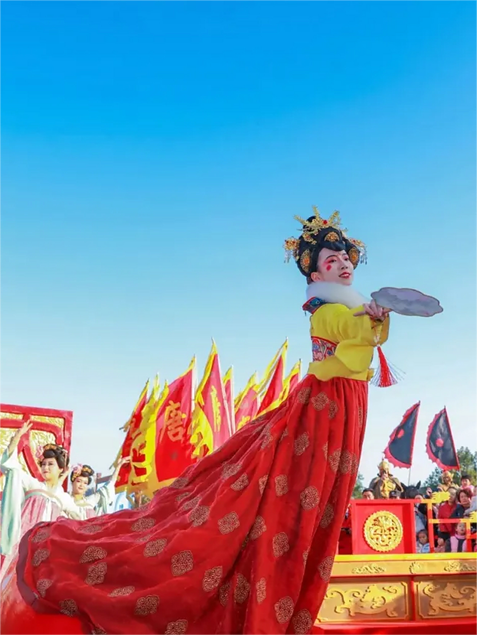 皮卡晨,一位在西安大唐不夜城以不倒翁舞走红的90后女孩,凭借专业素养