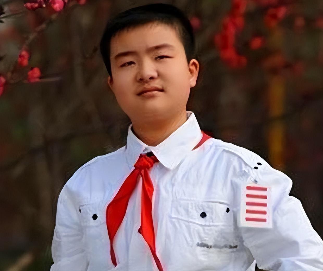 回顾肩挑五道杠因一脸官相照片走红的小学生后来怎样了