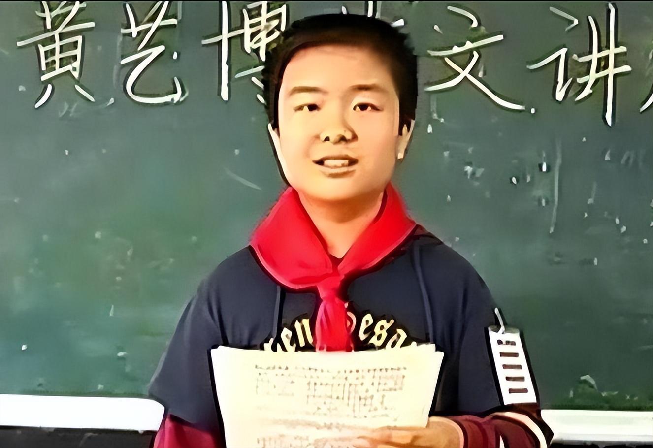 回顾肩挑五道杠因一脸官相照片走红的小学生后来怎样了