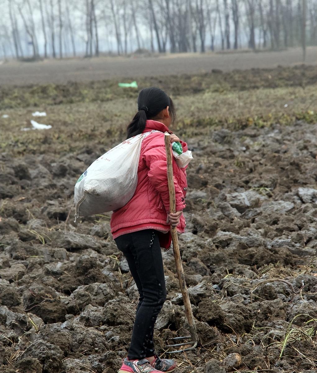 十六年前的某一天夜晚,周先儒无意中来到了万婷工作的浴足店放松,而