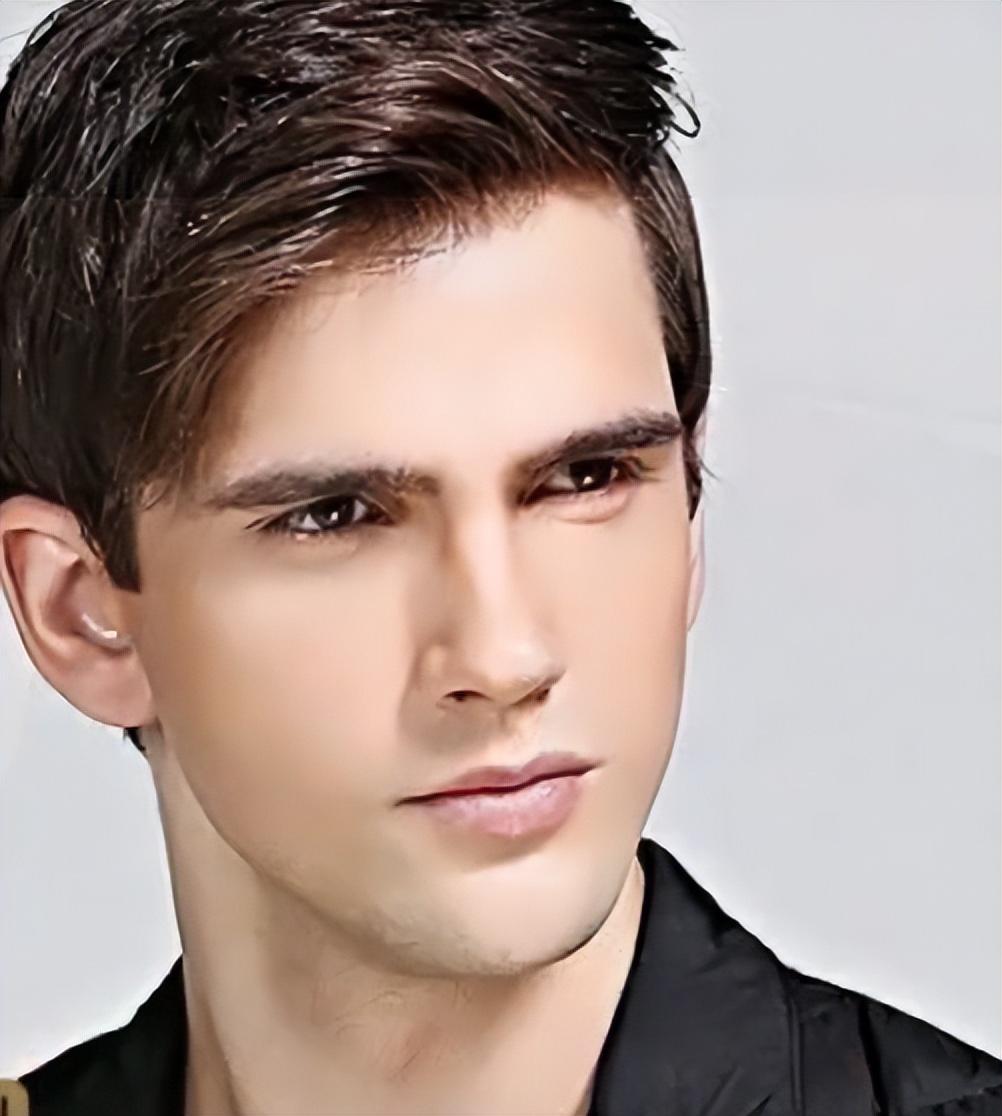 回顾:19岁立陶宛男模装30岁,娶35岁带娃女人,今与继女像兄妹