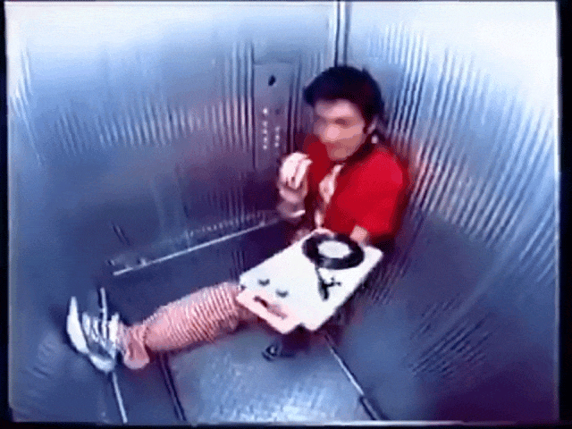 谢霆锋在老式电梯里拍mv▲《坏习惯》mv里,谢霆锋在香港街头和素人