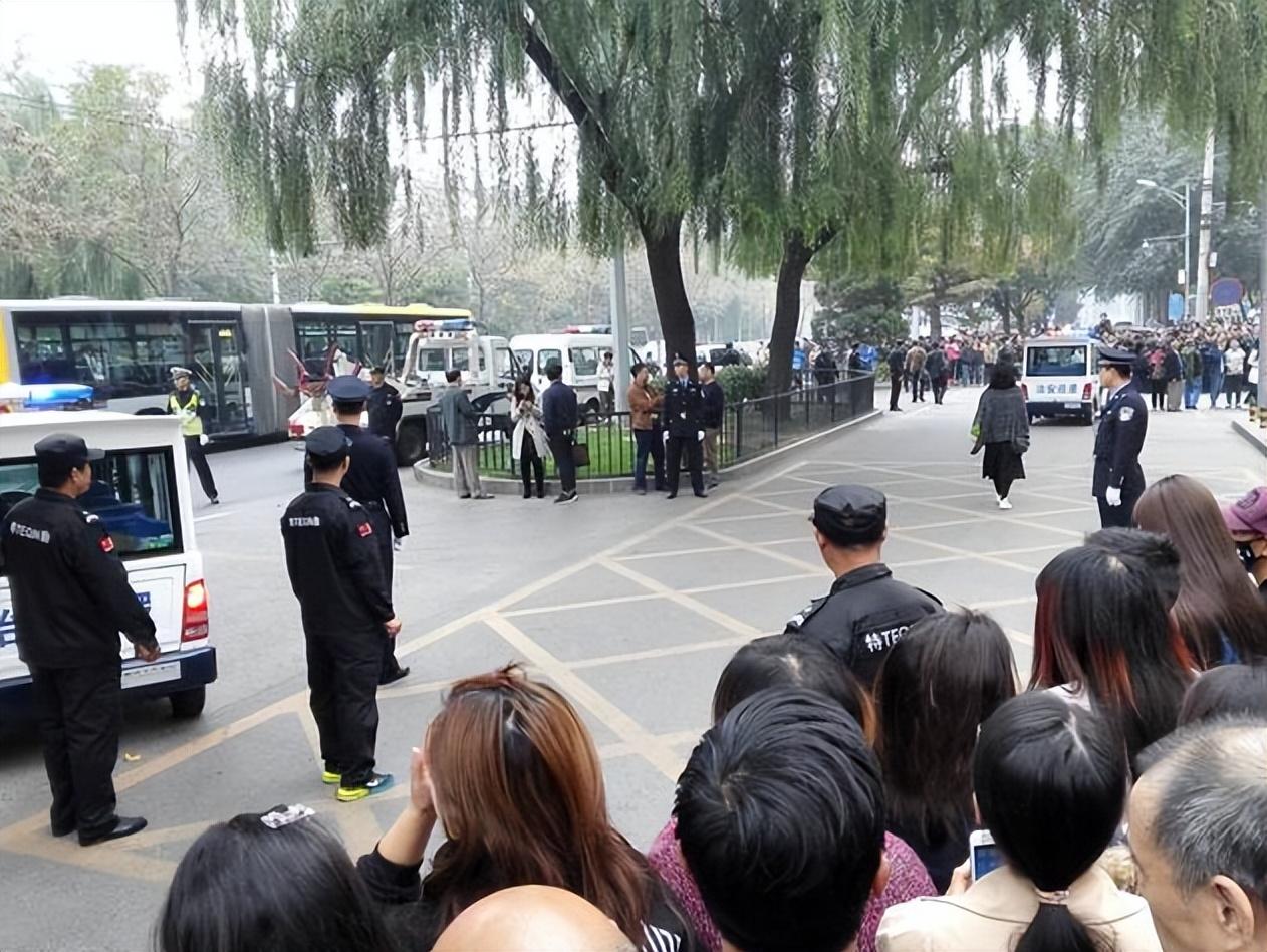 婚后,万婷的野心,更是毫不掩饰.她的做法,屡屡令人大跌眼镜.