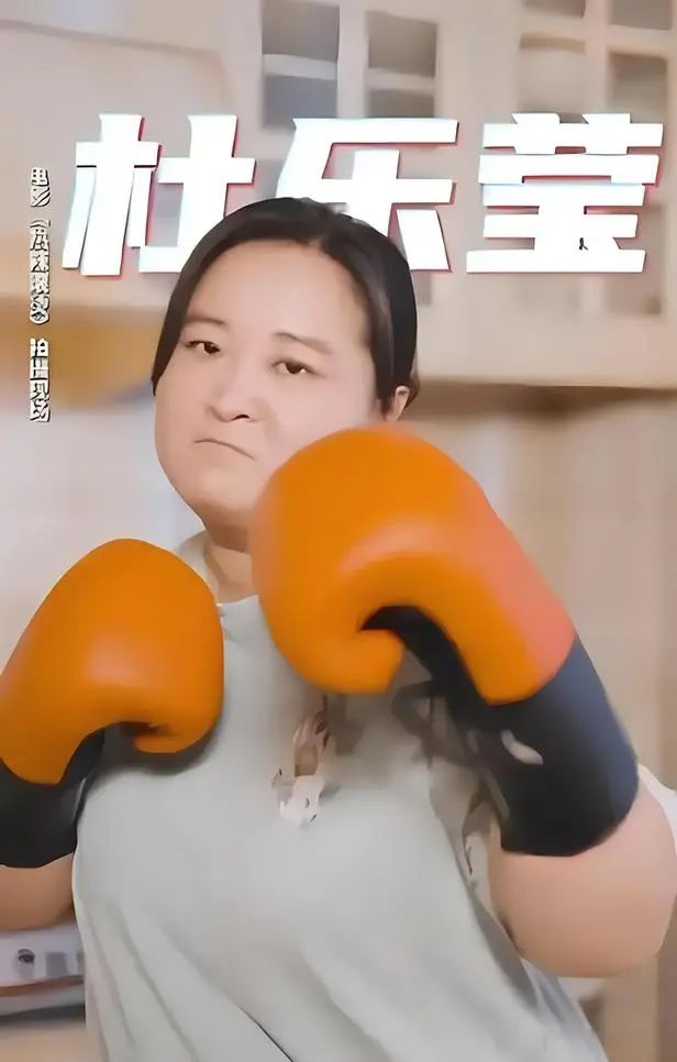 贾玲票房破29亿却遭炮轰,被要求捐钱并让出春节档!