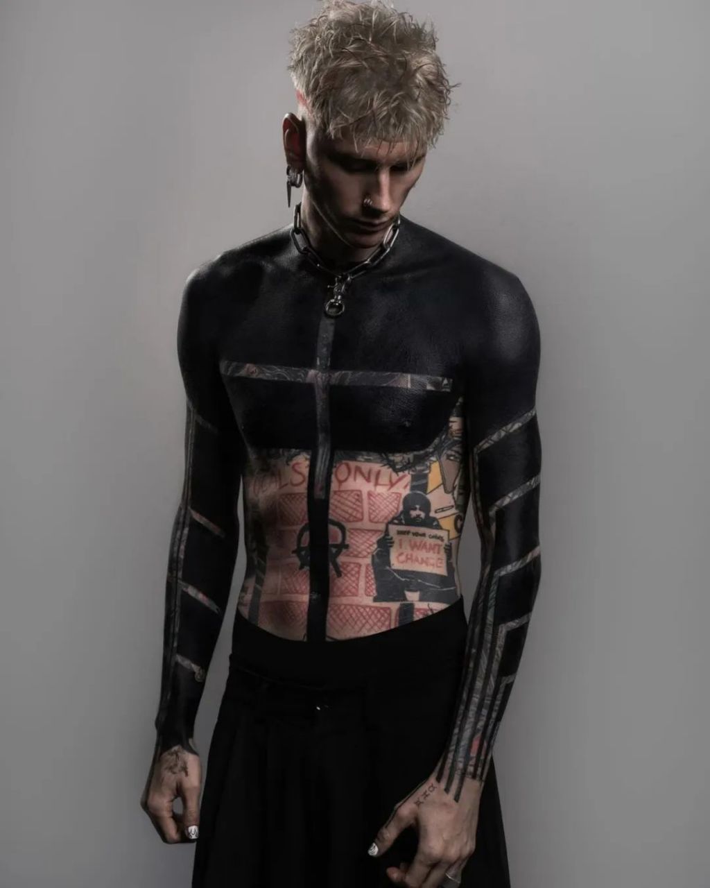 machine gun kelly 展示了自己的全新纹身,整个上半身的皮肤几乎都