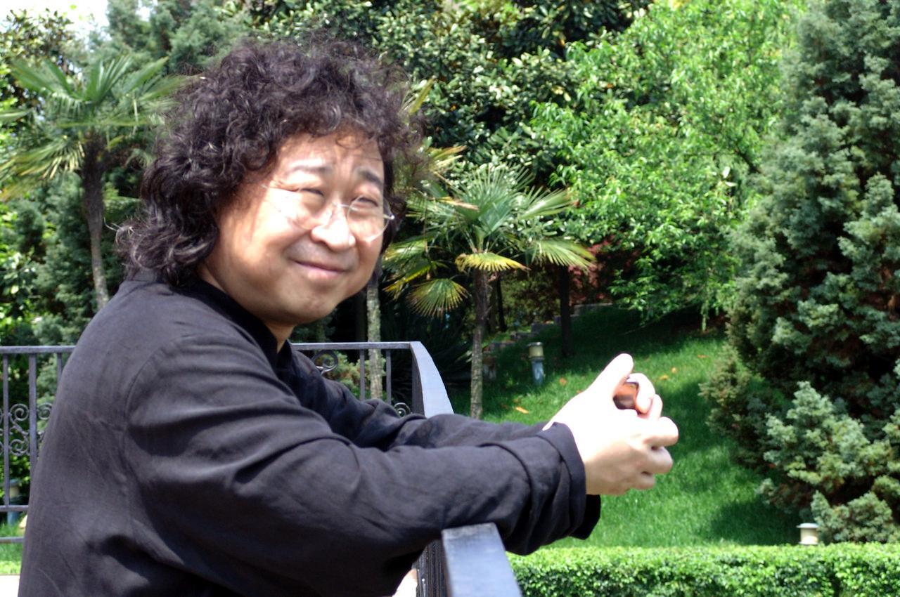 一个叫张俊以的男人,声称自己是她的远房亲戚,来到了北京投靠他们.