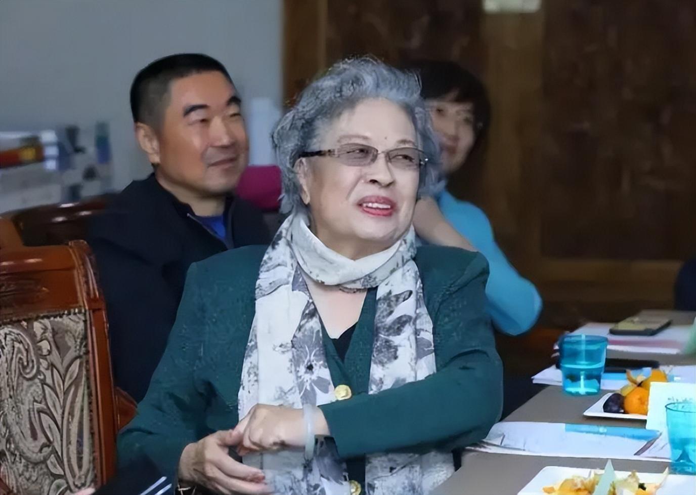 回顾62年陶斯亮参加聂力婚礼表示不再羡慕婚纱只求肆意洒脱