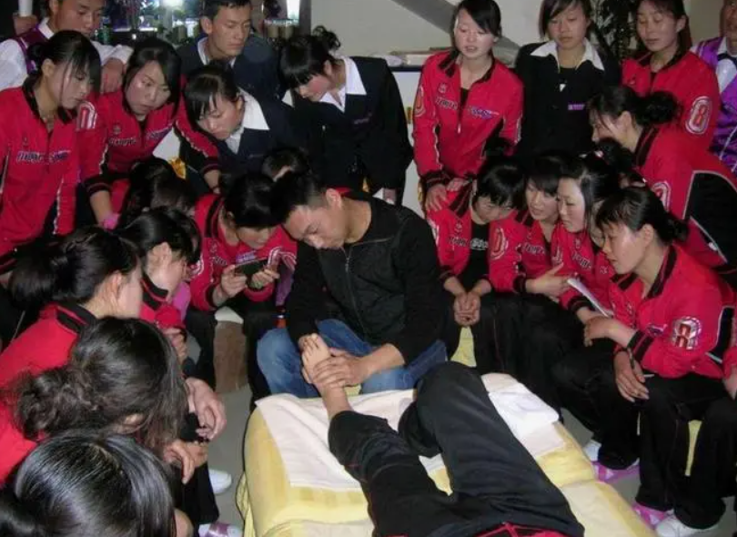 十六年前的某一天夜晚,周先儒无意中来到了万婷工作的浴足店放松,而