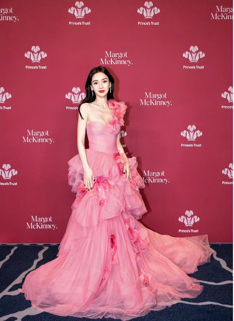 专攻海外市场在迪拜过年之后angelababy又高调现身英国红毯