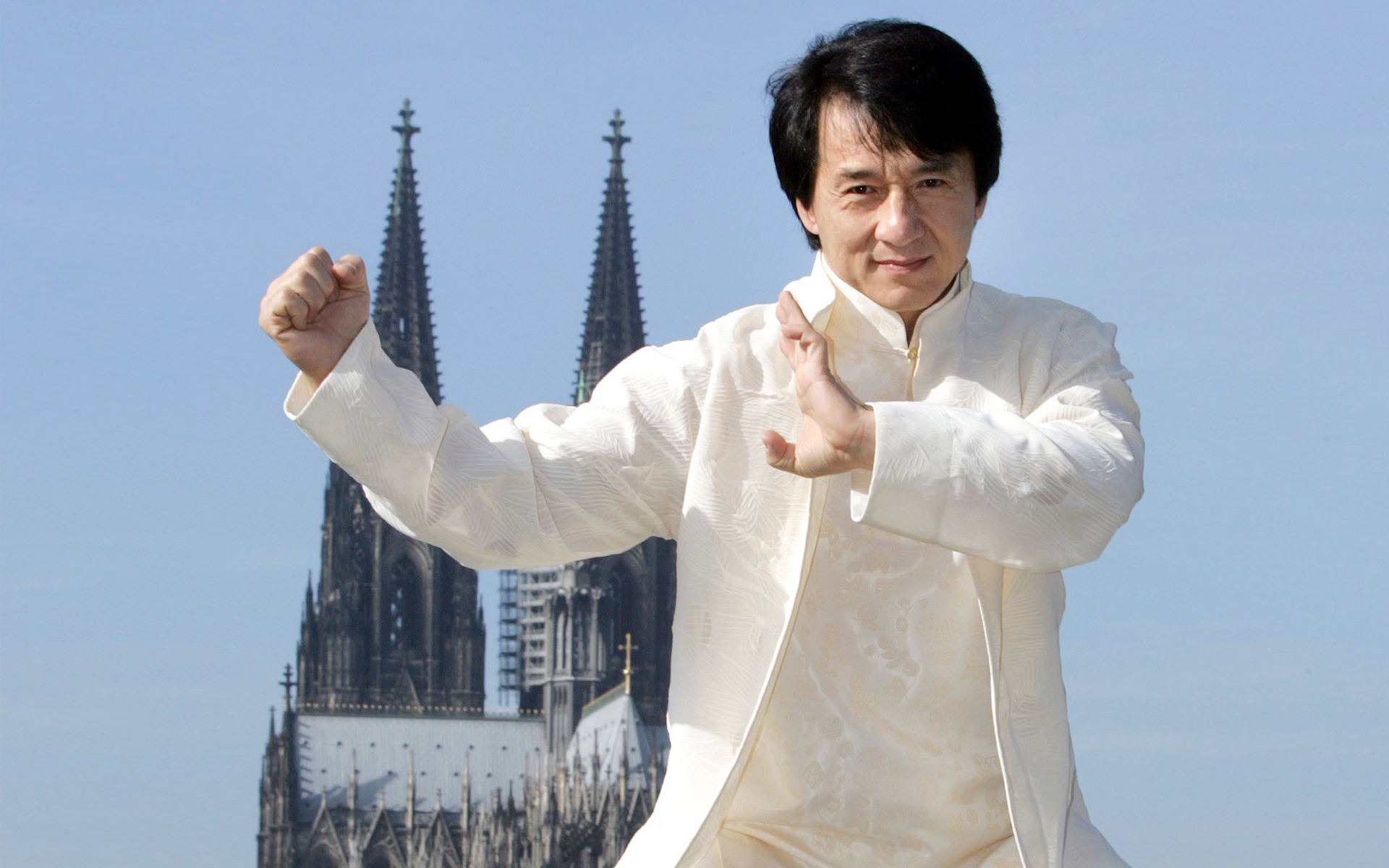 这次晚宴,有网友晒出和成龙的合照,我们惊奇的发现,虽然已经年近70