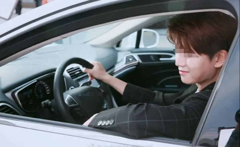 一辆丰田车慢慢停到荣荣身边,她抬头一看,开车的是个大概20多岁的帅哥