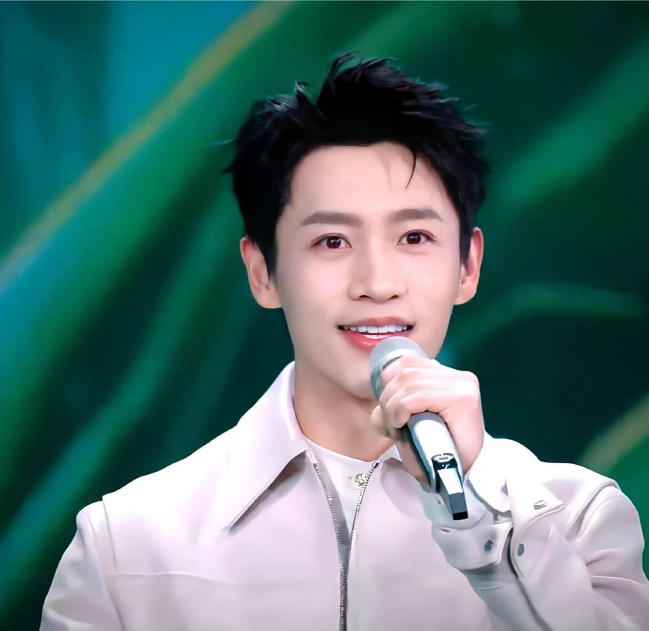 自2007年参加《快乐男声》以来,他便开始了自己的娱乐圈闯荡之路