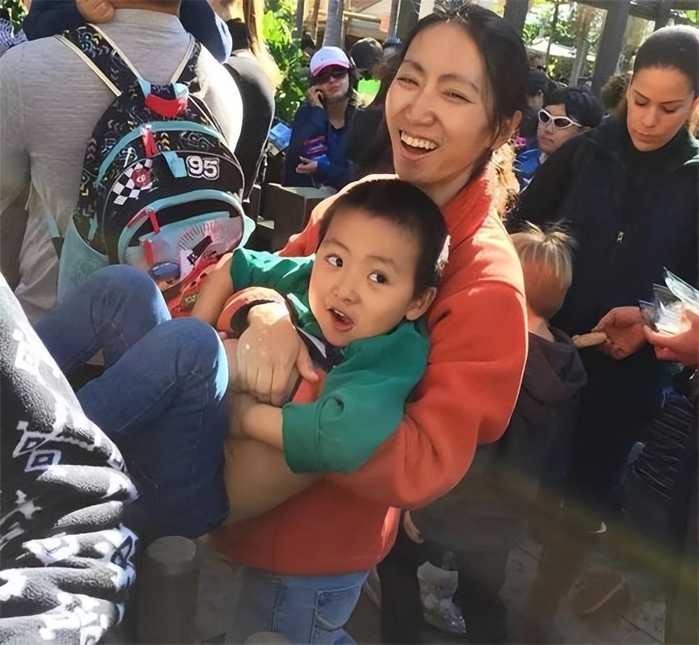 回顾才女李一诺27岁博士毕业4年生3个娃帮世界首富花钱