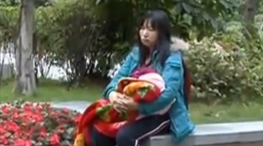 出现了一个行为怪异的女子,她怀中抱着一名女婴,每走两步都会驻足下跪
