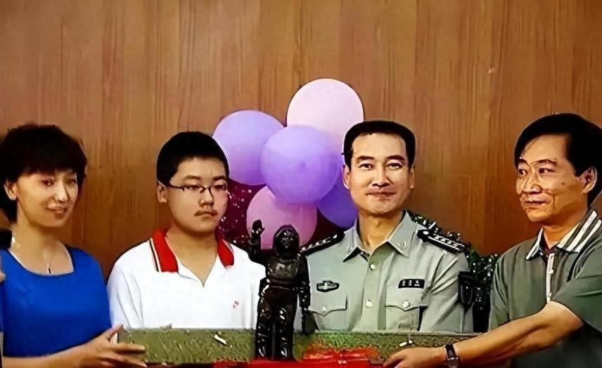 翟志刚唯一的儿子翟天雄与父亲长相一模一样前途无量