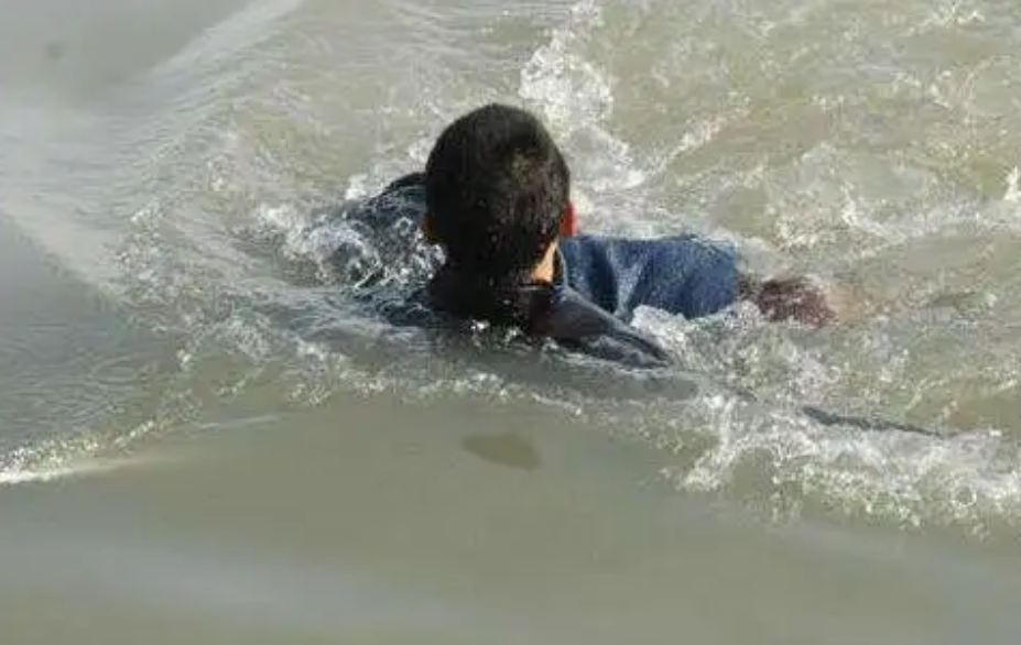 小男孩溺水照片 遗体图片