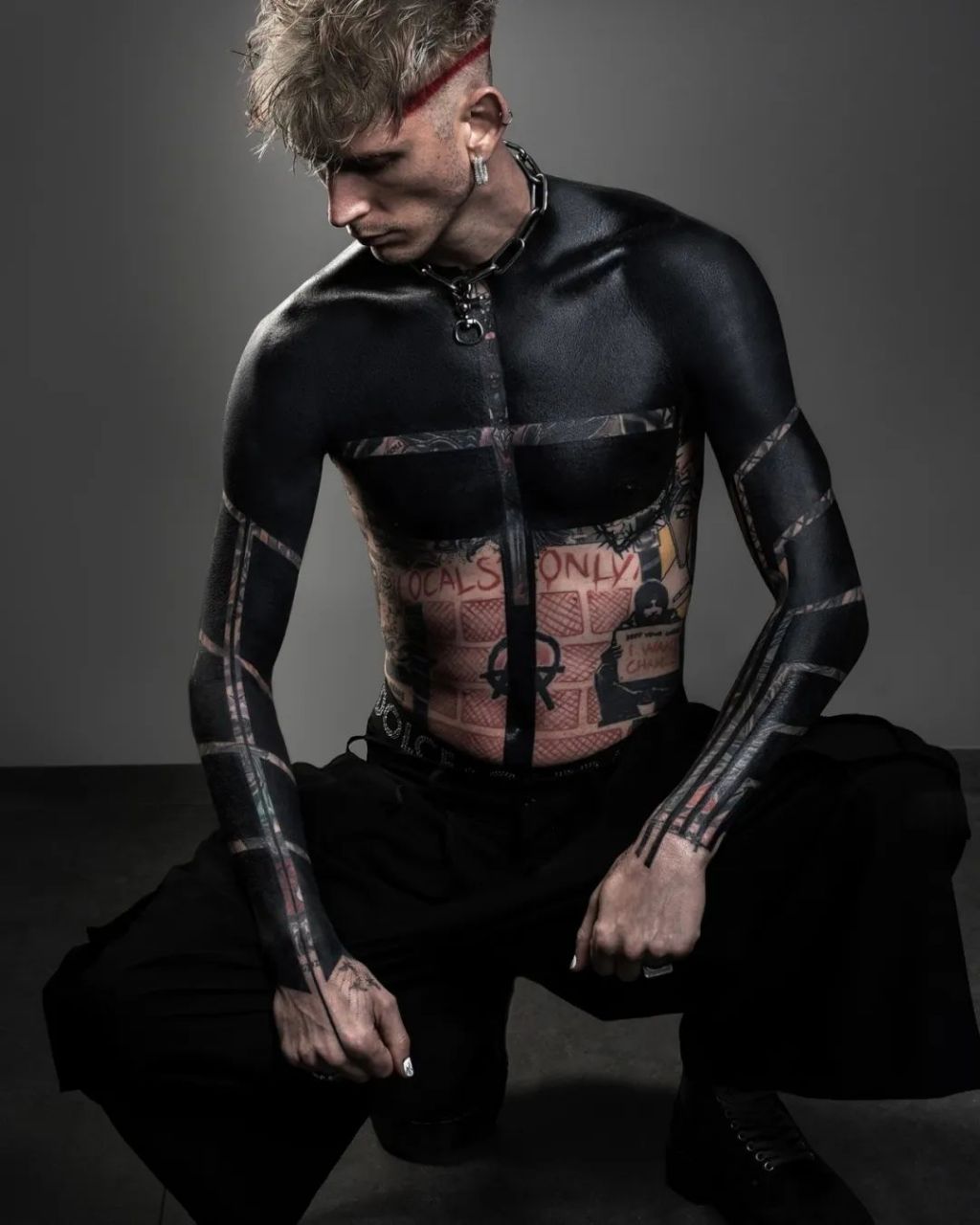 machine gun kelly 展示了自己的全新纹身,整个上半身的皮肤几乎都