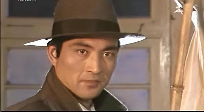 1977年,一名男子开着车来翟乃社所在的汽修厂保养,而接待这位客户的