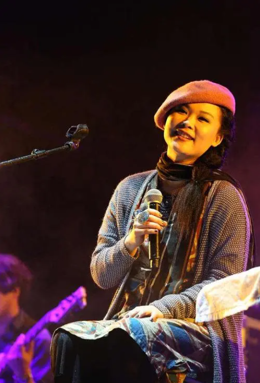 也许是为了怕袁耀发多心,许美静去见陈佳明的时候并没有告诉他,这也成