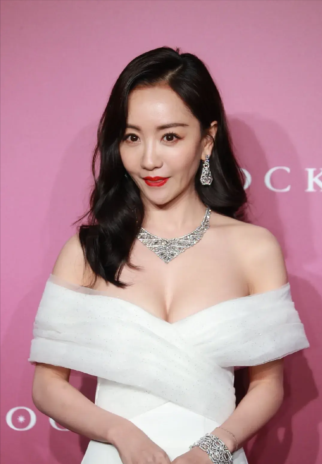 我去!41岁杨蓉穿抹胸裙险撑破,这老外眼睛往哪儿在看呢?