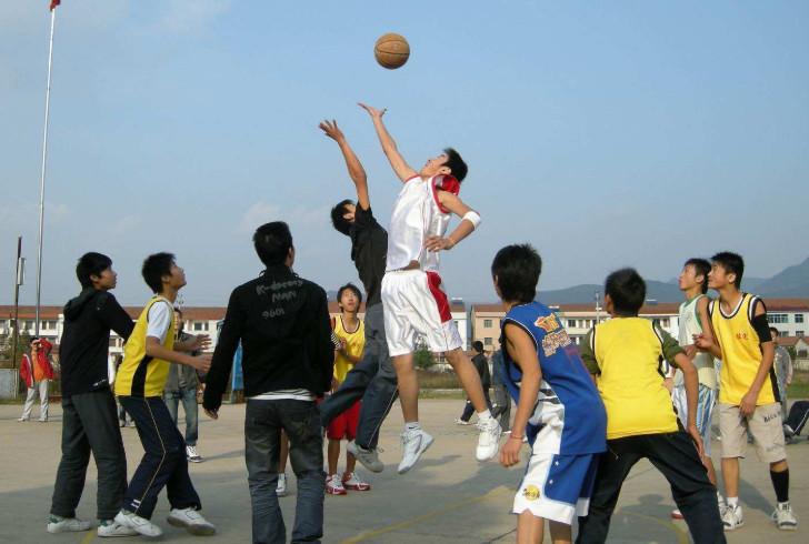 吴天昊的学习成绩虽然算不上顶尖,每次模拟考试也都是五百多分的成绩